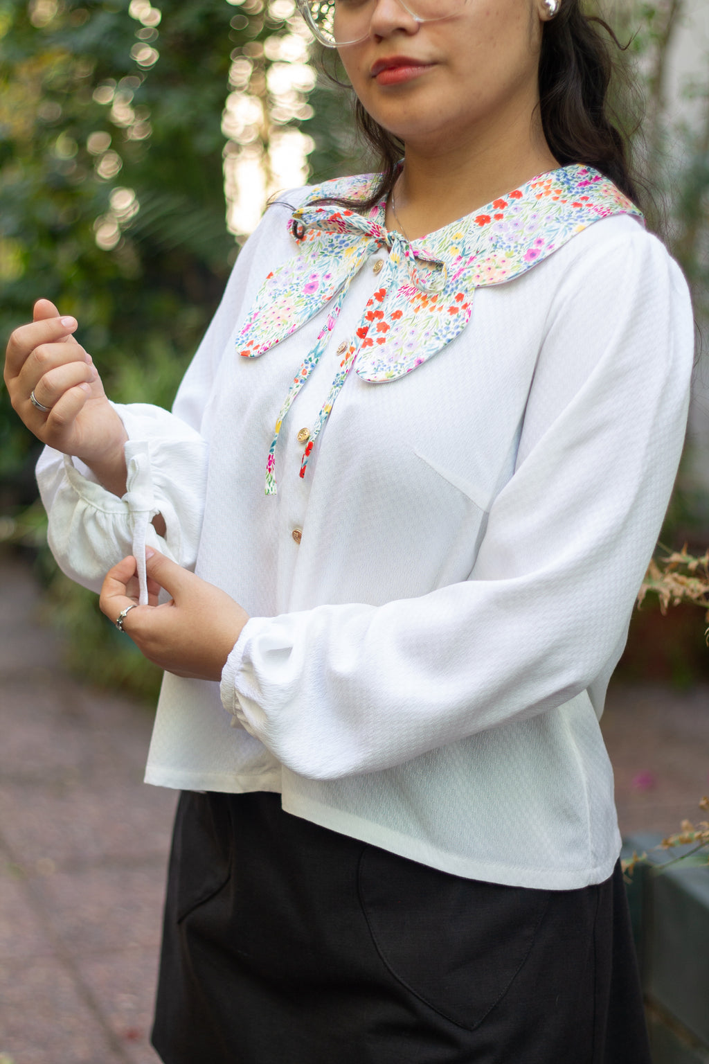 Blusa de Algodón con Cuello Mariposa Flores