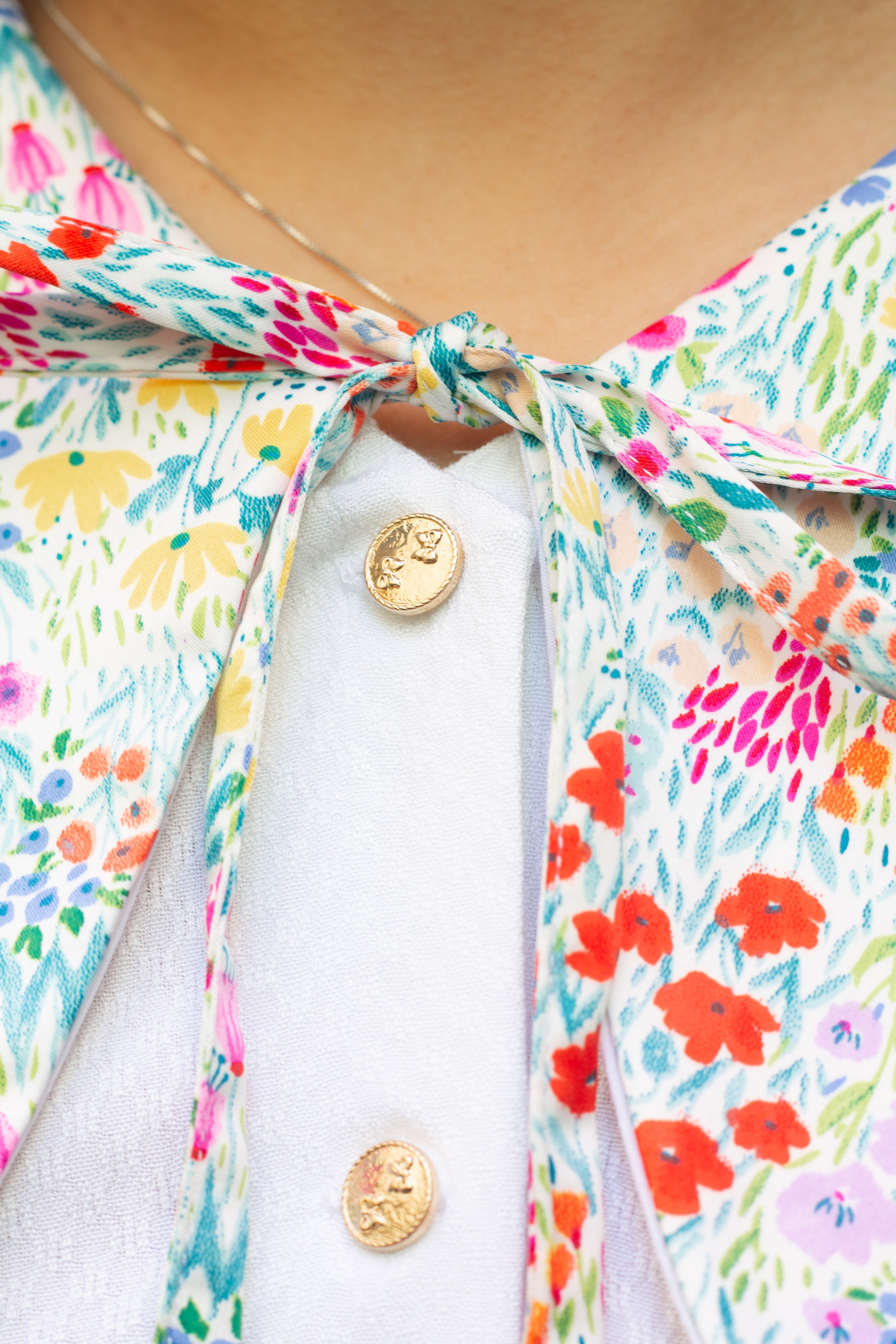 Blusa de Algodón con Cuello Mariposa Flores