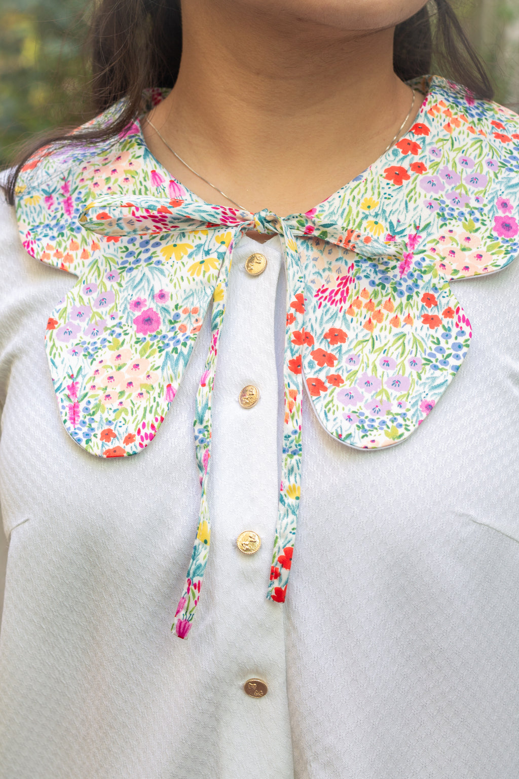 Blusa de Algodón con Cuello Mariposa Flores