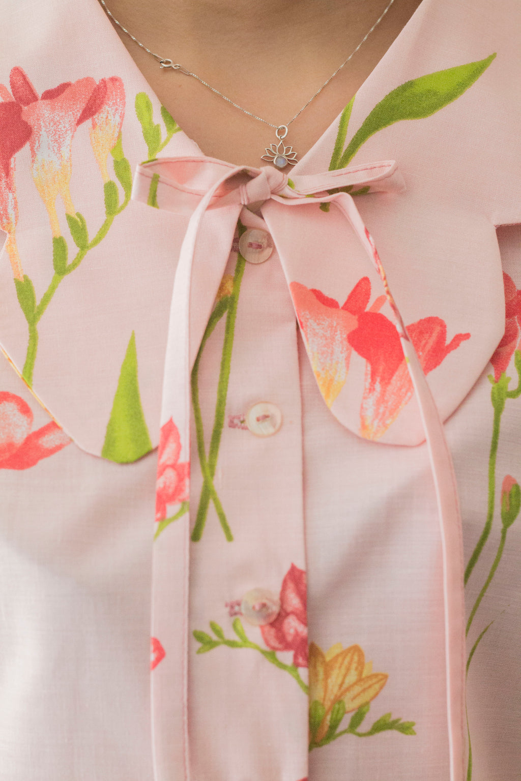 Blusa de Algodón con Cuello Mariposa