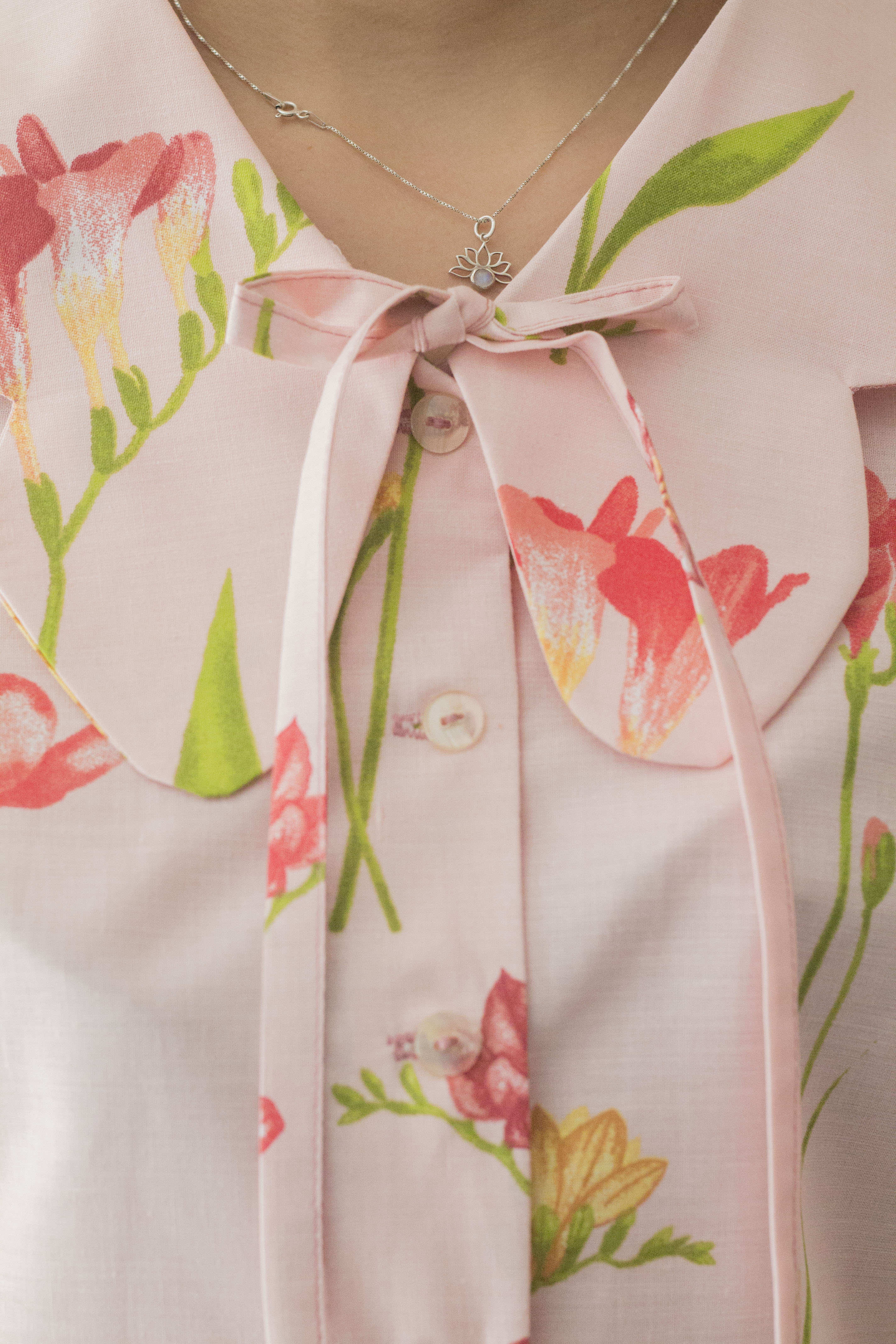 Blusa de Algodón con Cuello Mariposa