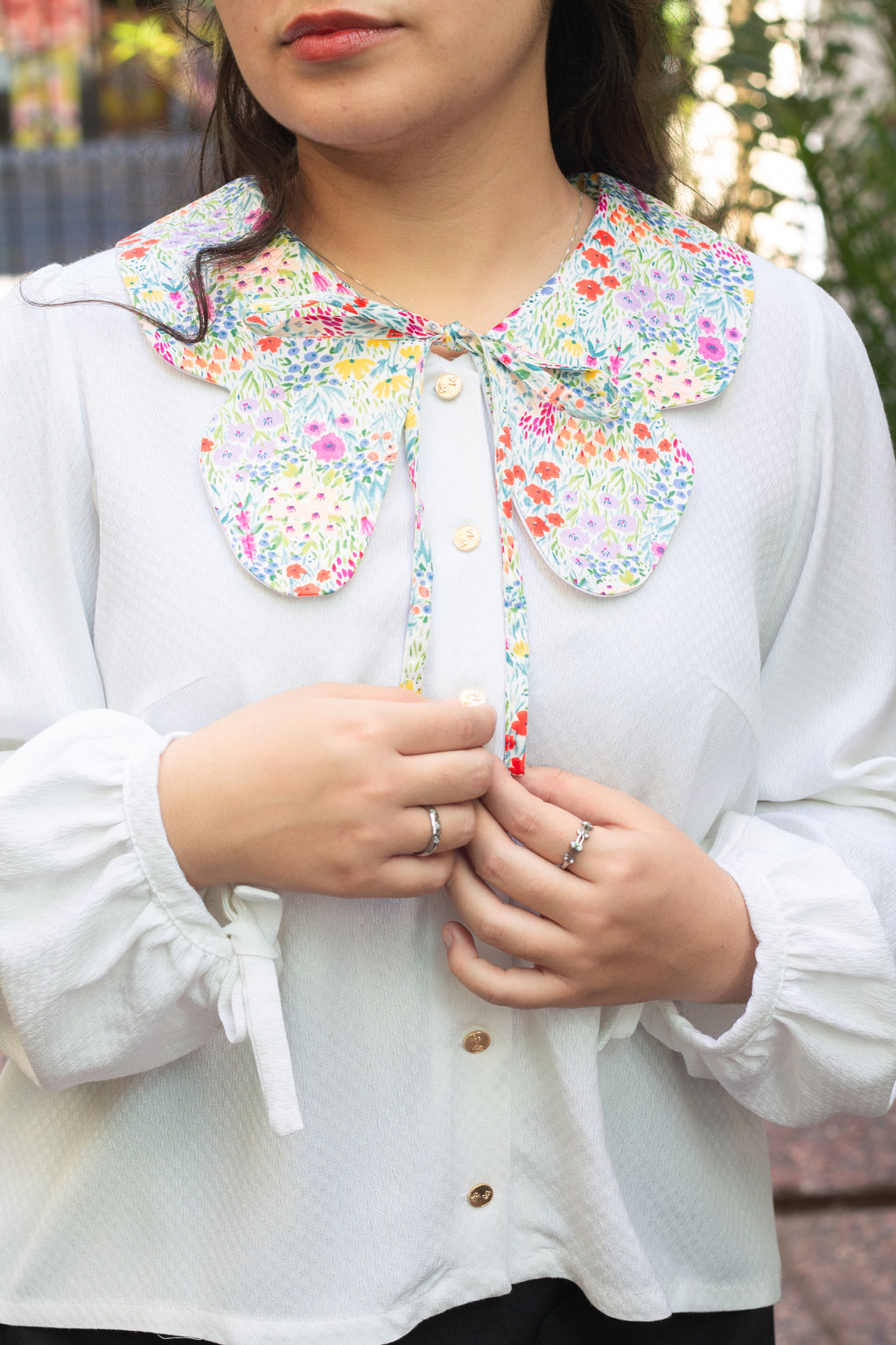 Blusa de Algodón con Cuello Mariposa Flores