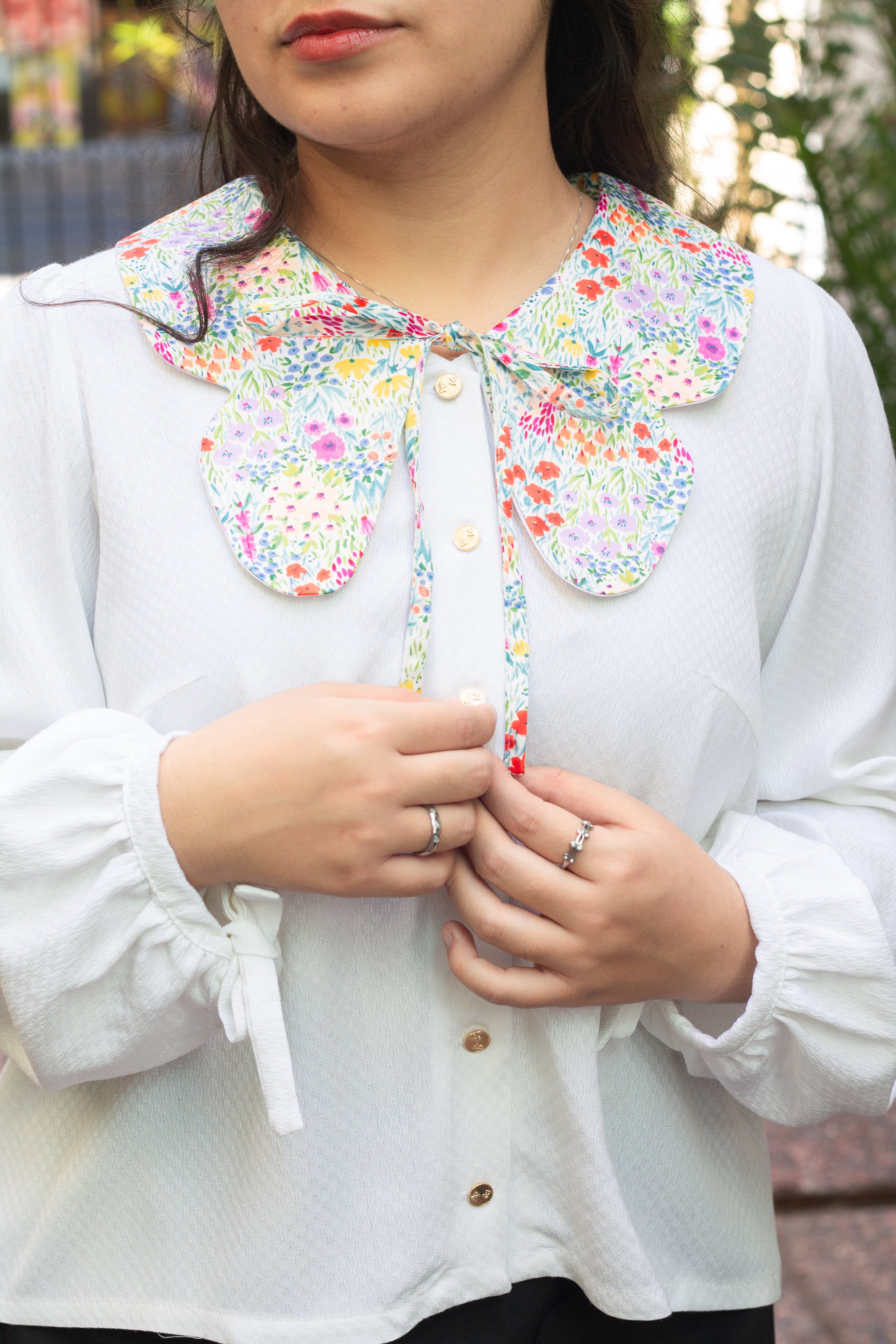 Blusa de Algodón con Cuello Mariposa Flores